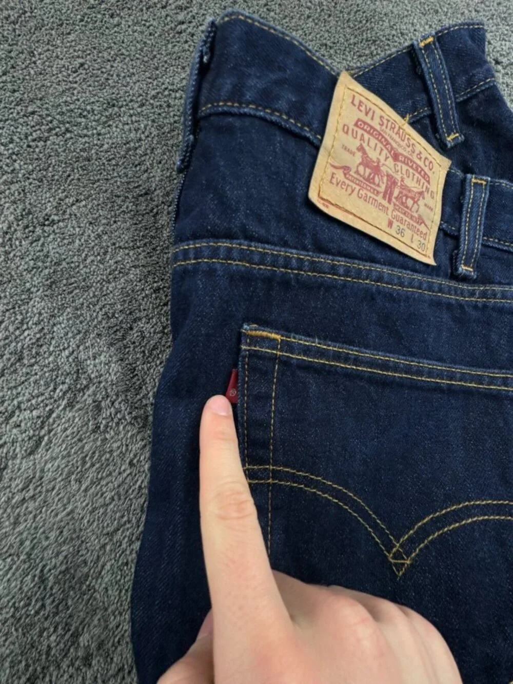 VTG 2002 Levi’s 36x30 Dark Blue Denim Jeans Adult Red Tab Zipper Fly Men
